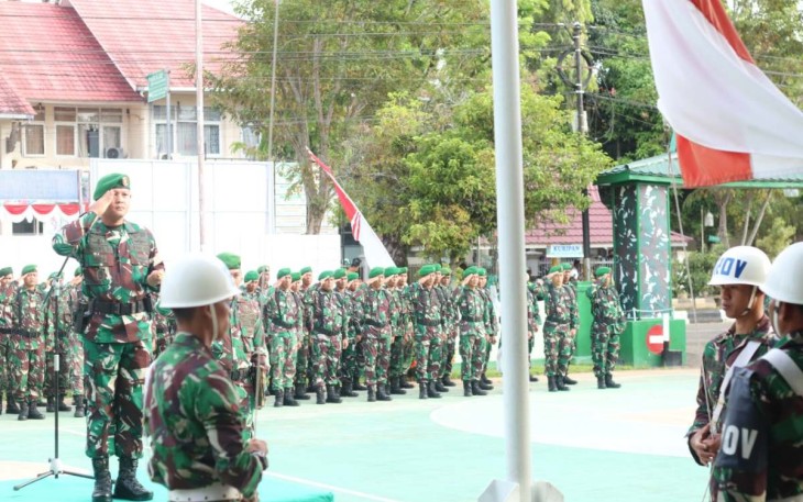 Dandim 1001/HSU-BLG Letkol Inf Dhuwi Hendradjaja saat pimpin upacara bendera, Senin (2/1)