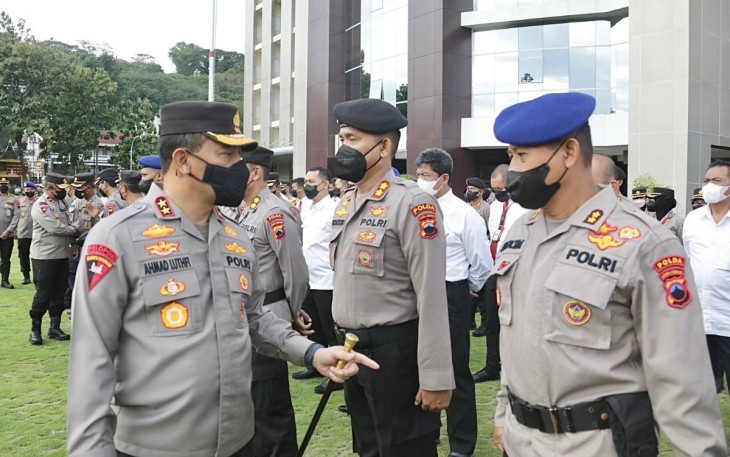 Kapolda Jateng Irjen Pol Ahmad Luthfi saat memberikan instruksi anggotanya, Senin (2/1)