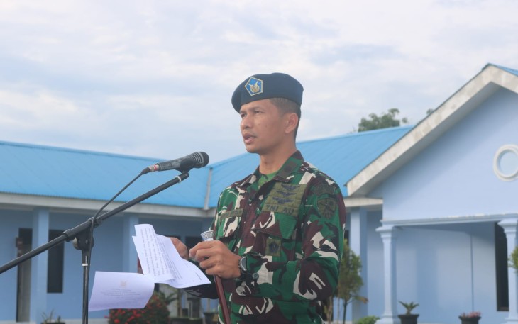 Danlanud Sugiri Sukani Letkol Pnb Supardo Butarbutar saat membacakan amanat Kasau, Majalengka, Senin (2/1)