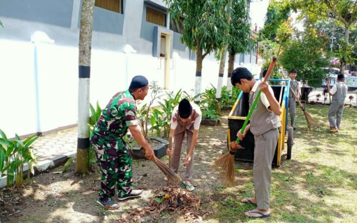 Karya bakti bersihkan TMP bersama Pelajar MTsN Trenggalek 