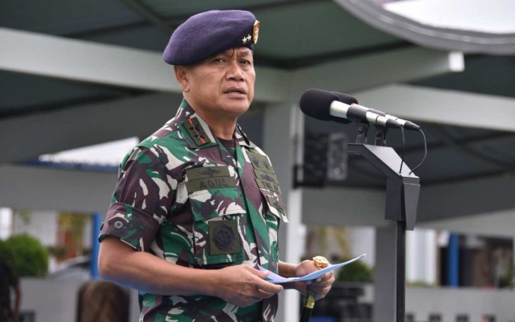 Pangkolinlamil Laksda TNI Agus Hariadi saat memberikan pengarahan apel pagi di Mako Kolinlamil Jakarta, Senin (2/1) 