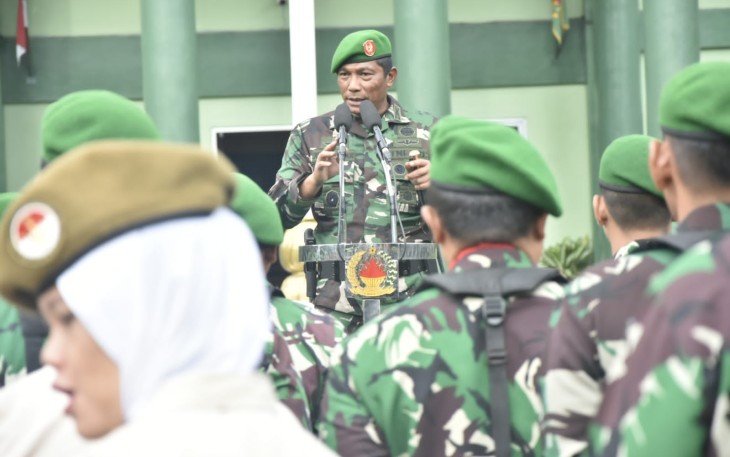 Danrindam Jaya Kolonel Inf Ayub Akbar saat memberikan pengarahan dalam apel Kesiapsiagaan cuaca ekstrem, Senin (2/1)