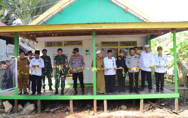 Dandim 1001/HSU-BLG Letkol Inf Dhuwi Hendradjaja saat meresmikan Bedah 10 Rumah Tidak Layak Huni 