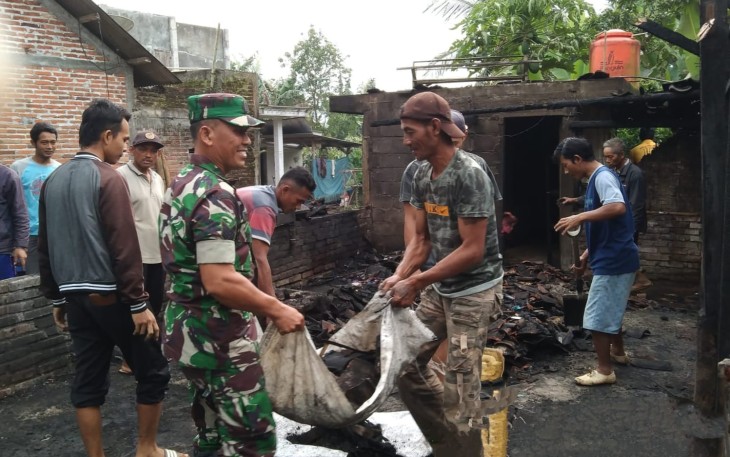 Pembersihan puing bersama warga binaan 