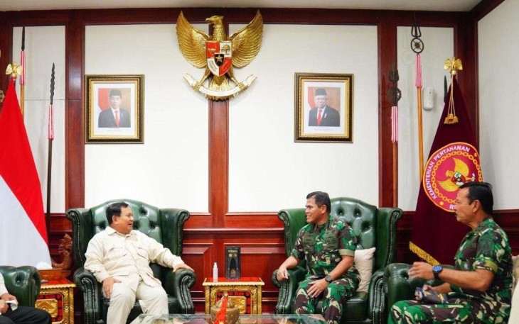 Kasal Laksamana TNI Muhammad Ali saat pertemuan dengan Menhan Prabowo di kantor Kementerian Pertahanan Jakarta, Selasa (3/1)