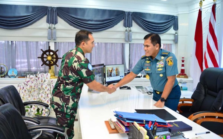 Kasal Laksamana TNI Muhammad Ali bersama Chief of Staff (MTF) UNIFIL Kolonel Laut (P) Ludfy di Mabesal Cilangkap Jakarta 