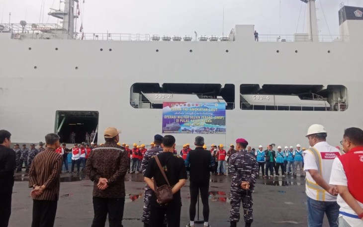KRI Makassar-590 Kirim Logistik Ke Karimun Jawa