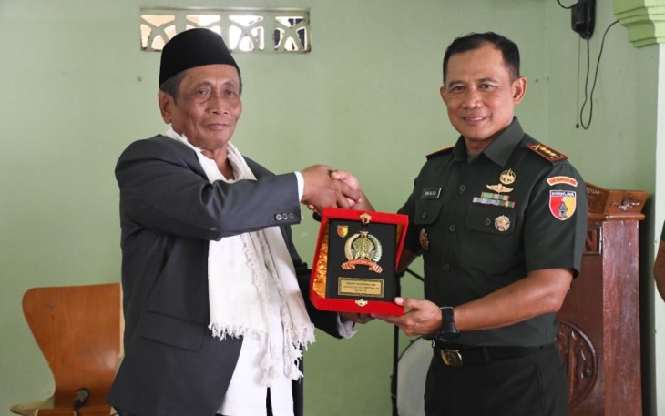 Danrem 081/DSJ Kolonel Inf Deni Rejeki bersama pendiri ponpes Al Iman Ponorogo KH Imam Bajuri
