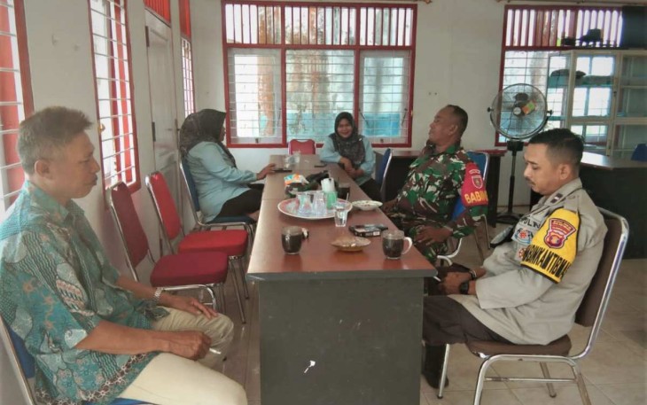Sinergitas TNI-POLRI komsos bersama aparat desa 