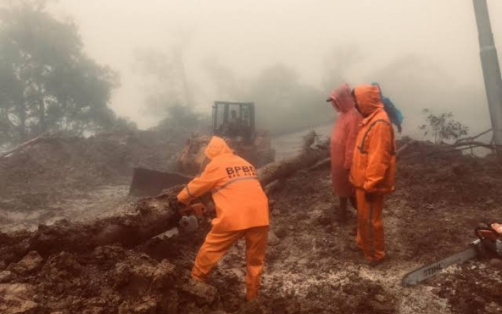 Terlihat petugas BPBD sedang melakukan penanganan bencana di daerah Kabupaten Agam.