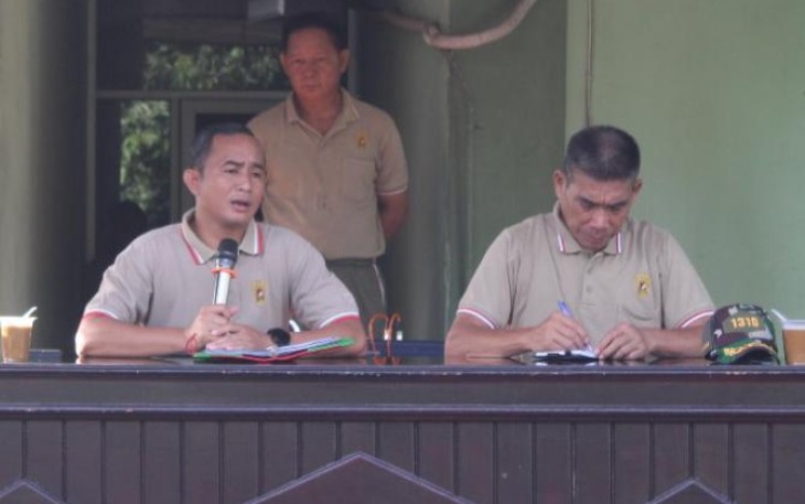 Dandim 1310/Bitung, Letkol Arm Yoki efriandi M.Han saat memberikan arahan pada jam Komandan
