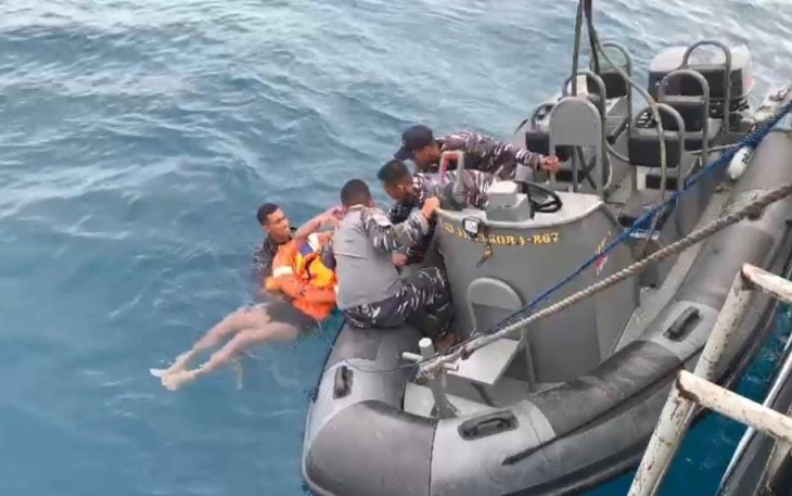 Prajurit KRI Albakora-867 saat evakuasi korban speed boat yang tenggelam di perairan Memberano Raya Papua, Minggu (8/1)