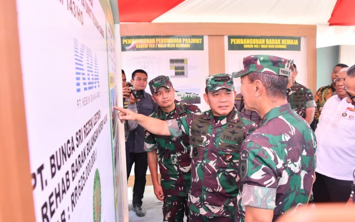 Kasad Jenderal TNI Dudung Abdurachman saat menerima paparan pembangunan di Korem 143/HO