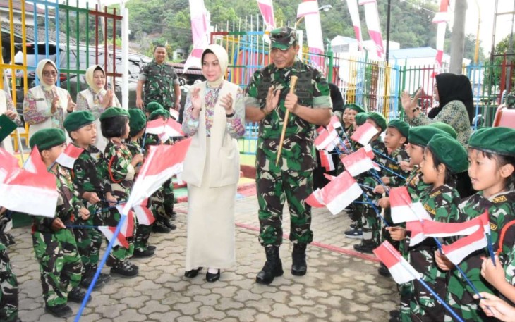 Danrem 023 KS Kolonel Inf Dodi Triwinarto bersama Ketua Persit Koorcabrem 023 PD I/BB saat peresmian gedung TK Kartika I-46 Sibolga. Senin (9/1)