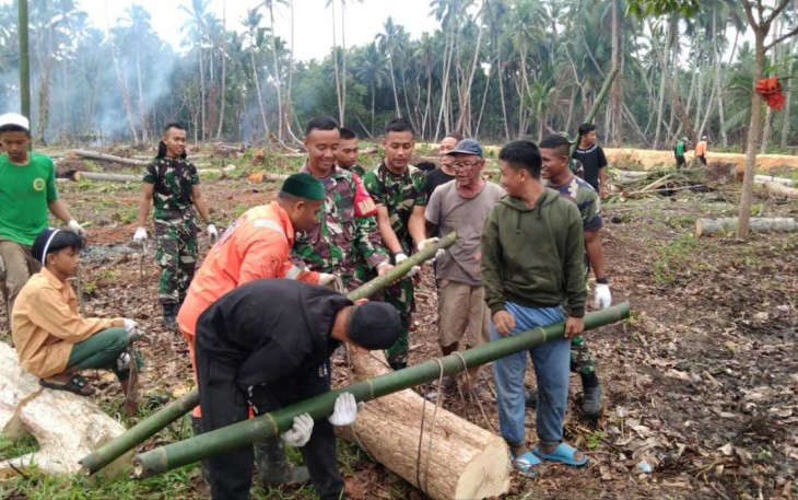 Gotong-royong angkat batang pohon bersama masyarakat 