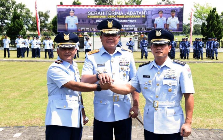 Dankoharmatau Marsda TNI Bambang Triono foto bersama usai sertijab Dandepohar 70 di Bandung, Senin (9/1)