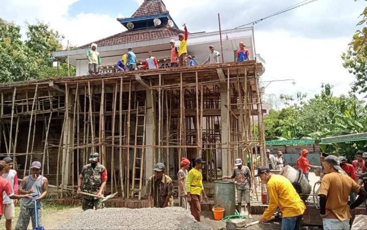 Gotong royong bangun masjid di wilayah desa binaan 