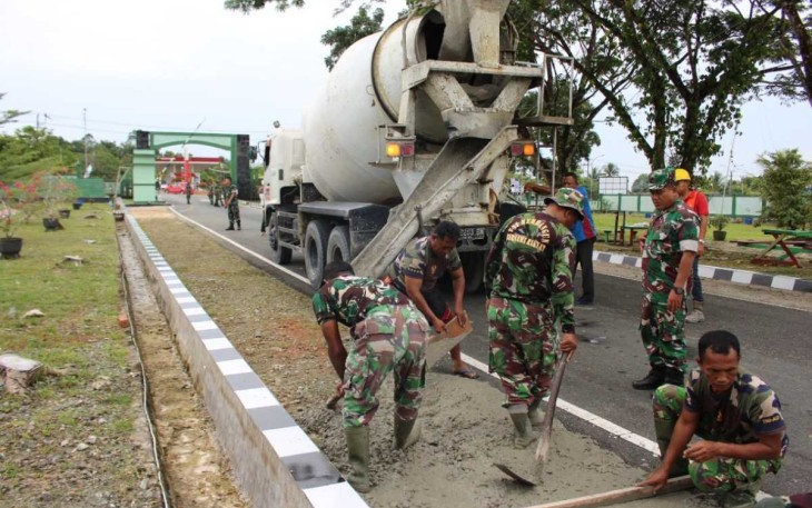 Pengecoran sisi jalan masuk Kodim 0913/PPU