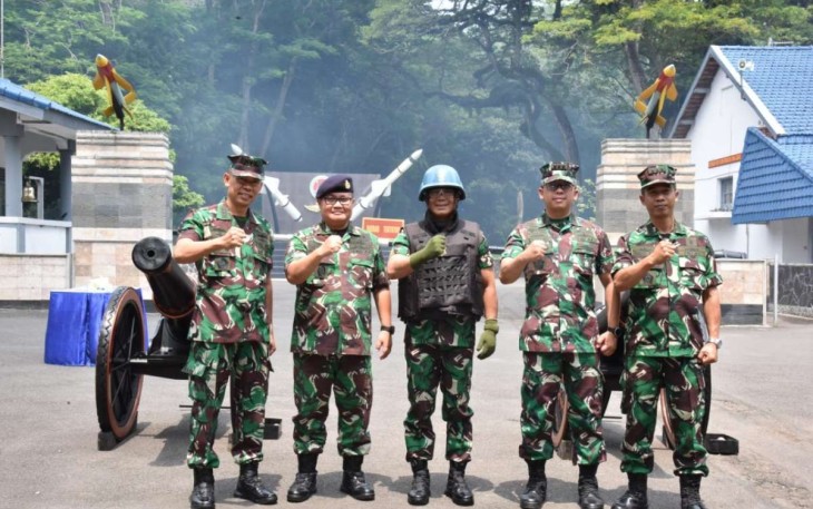 Gubernur AAL Laksda Denih Hendrata saat menerima Brevet Kehormatan Arsenal di Batuporon Madura, Selasa, (10/1)