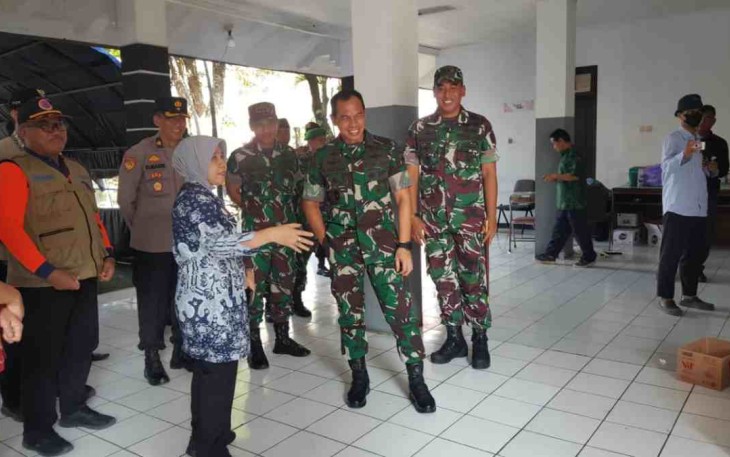 Kasdam IV/Diponegoro berikan bantuan sembako  korban banjir