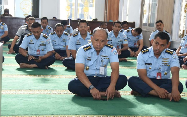 Personel Koharmatau shalat Dhuha dan mendengarkan tauziah di masjid As Sulthon Bandung, Rabu (11/1) 