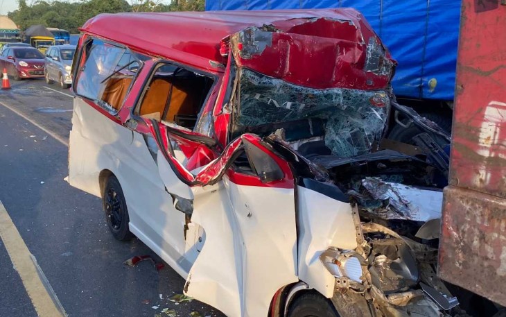 Angkot ringsek setelah tabrak truk di ruas tol Tangerang Merak, Kamis (12/1)