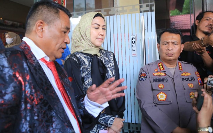 Venna Melinda didampingi Kuasa Hukumnya saat memberikan keterangan pers di Mapolda Jatim