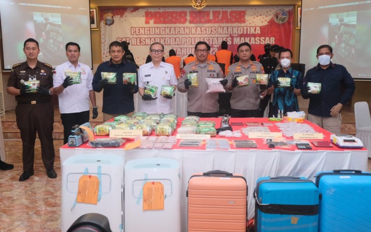 Kapolda Sulsel Irjen Pol Drs Nana Sudjana saat konferensi pers pengungkapan Narkoba Sabu 43 Kg, Kamis (12/1)