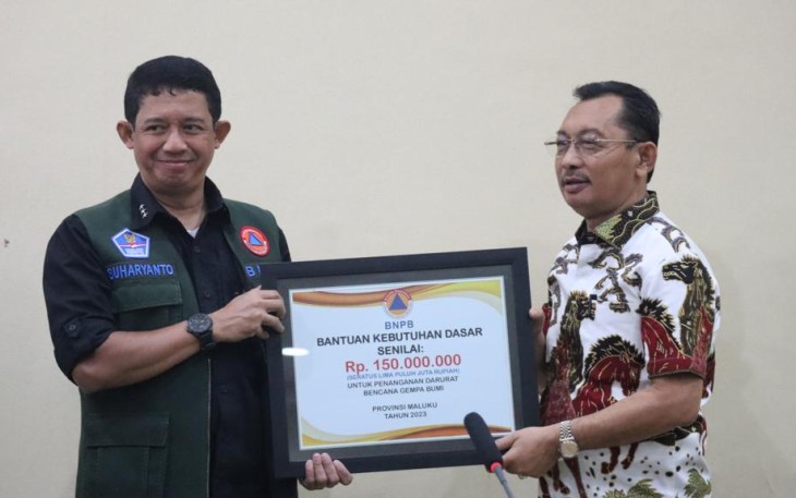 Kepala BNPB Letjen TNI Suharyanto (kiri) dan Wakil Gubernur Maluku Drs. Barnabas N Orno (kanan) saat penyerahan bantuan kebutuhan dasar untuk Pemprov Maluku secara simbolis dalam Rapat Koordinasi Penanganan Bencana Maluku di VIP Bandara Internasional Pattimura, Kota Ambon, Provinsi Maluku, Kamis (12/1).