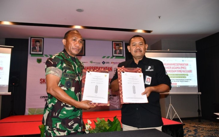 Pangdam Kasuari Mayjen TNI Gabriel Lema saat penandatanganan PKS dengan SKK Migas Pamalu, Sorong, Rabu (12/1) 
