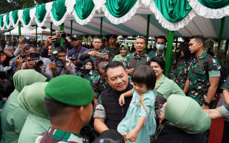 Kasad Jenderal TNI Dudung Abdurachman gendong anak di RS TK II Pelamonia Kesdam Hasanuddin, Kamis (12/1) 