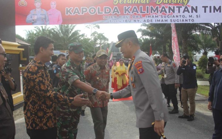 Dandim 0913/PPU Letkol Inf Arfan Arfandi saat menyambut Kapolda Kaltim