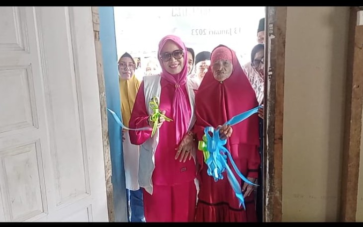 Pembina Kartini KSJ Dr Henny Ikhwan bersama Nek Jainun saat meresmikan rumah, Sabtu 14/1)