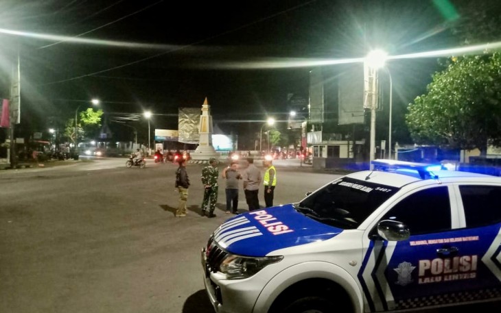 Anggota Polsek Cepu Polres Blora Jawa Tengah beserta Koramil dan Satpol PP Cepu gelar patroli rutin antisipasi balap liar dan perkelahian antar pemuda di kota Cepu.