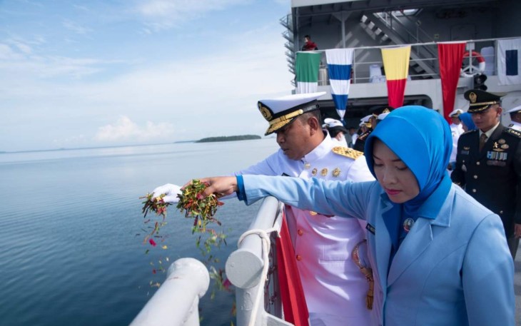 Kepala Staf Koarmada III Laksamana Pertama TNI Rudhi Aviantara saat tabur bunga peringati Hari Dharma Samudera di atas geladak KRI Teluk Wondama-527, Senin (15/1)