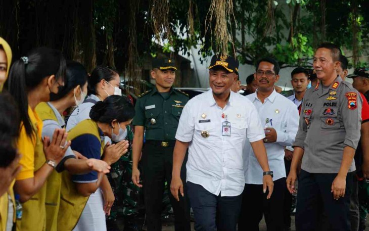 Pj Bupati Pati tinjau dan berikan bantuan kepada warga korban banjir
