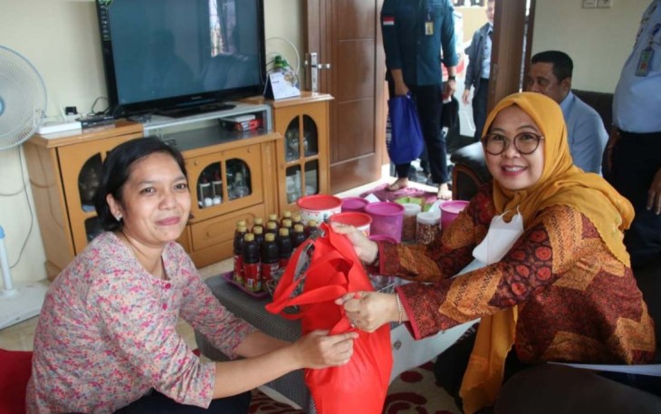 Kadiv Administrasi Yusfini saat mengunjungi keluarga pasien Covid-19
