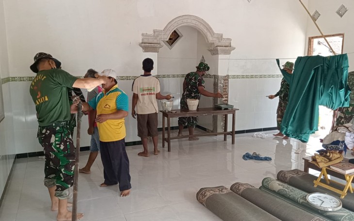 Bersihkan musholla desa binaan