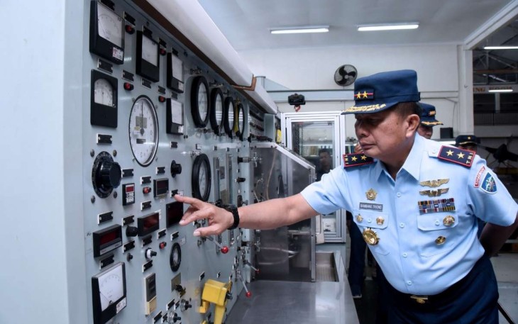 Dankoharmatau Marsda TNI Bambang Triono saat pengecekan fasilitas di Depohar 10