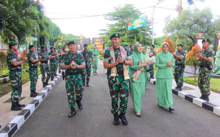 Danmenarmed 2 Kostrad Kolonel Arm Joko Setiyo Kurniawan saat kunjungan kerja di Yonarmed 1 Roket Ajusta Yudha, Kamis (19/1)