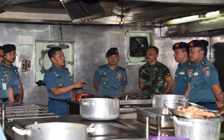 Pangkolinlamil Laksda TNI Agus Hariadi saat sidak KRI di dermaga Kolinlamil Jakarta, Kamis (19/1)