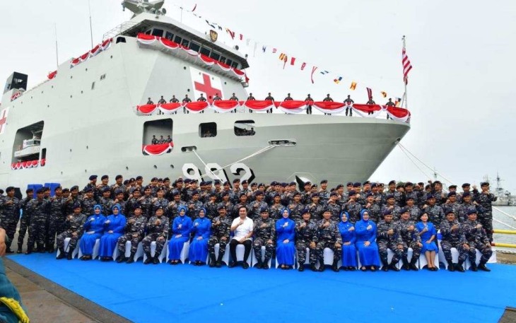 Kasal Laksamana TNI Muhammad Ali foto bersama berlatar KRI dr. Radjiman Wedyodiningrat-992, Surabaya, Kamis (19/1)