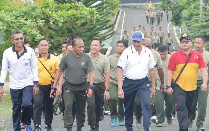 Pangdam Kasuari Mayjen TNI Gabriel Lema saat olahraga bersama dengan Forkopimda 