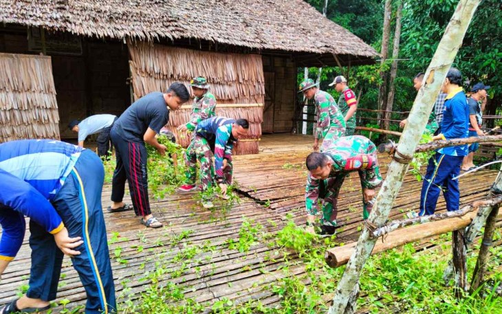Karya bakti bersihkan lingkungan di perbatasan 