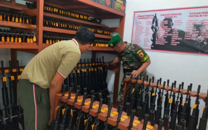 Pengecekan gudang senjata 