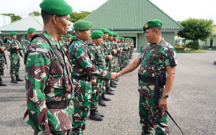 Danrem 032/Wbr Brigjen TNI Purmanto saat menyambut kepulangan Satgas Penebalan Satuan BKO Ter Koramil Persiapan Gel III wilayah Kodam XVII/Cenderawasih dan Kodam XVIII/Kasuari 