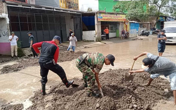 Aksi rehab jalan di wilayah desa binaan 