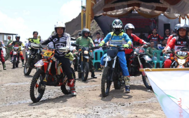 Dandim 0805/Ngawi Letkol Inf Adi Wirawan bersama komunitas trail
