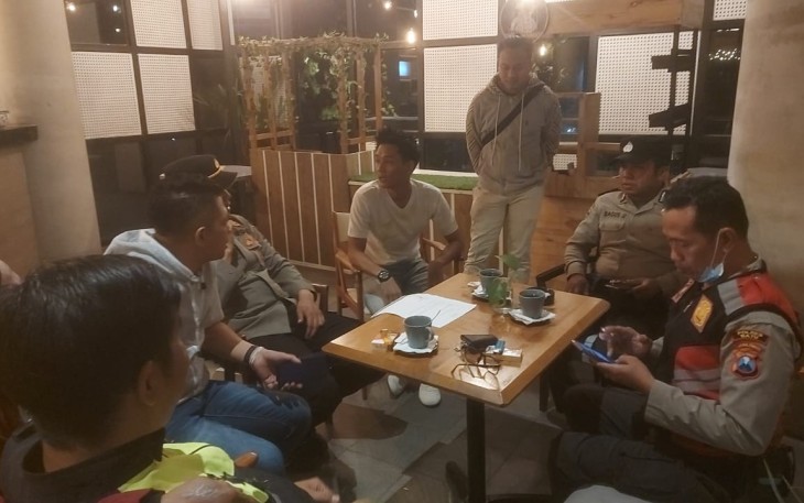 Aparat penegak hukum Polres Kota Batu saat mendatangi Hotel Horison Trunojoyo Kota Batu, Minggu (22/1) malam