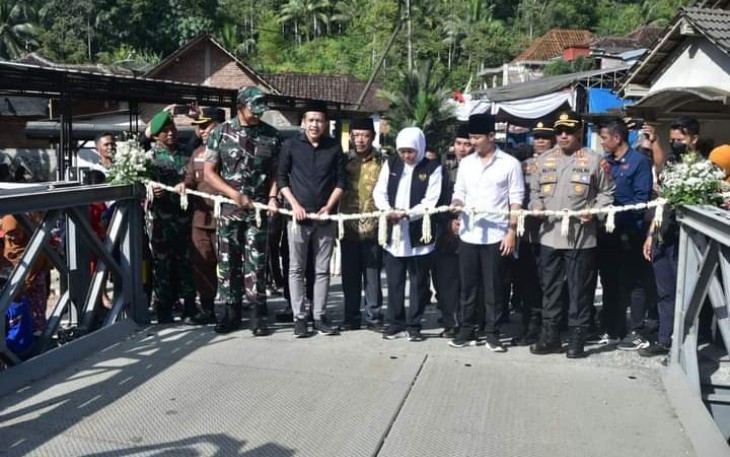 Bupati Trenggalek, Mochamad Nur Arifin, saat mendampingi Gubernur Jawa Timur, Gubernur Jawa Timur, Khofifah Indar Parawansa meresmikan 3 jembatan darurat di Kabupaten Trenggalek, Senin (23/1/2023).